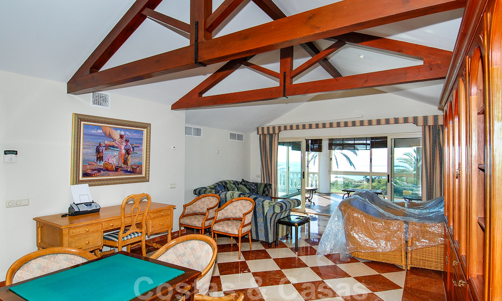 Villa en primera línea de playa a la venta en Marbella este 30528