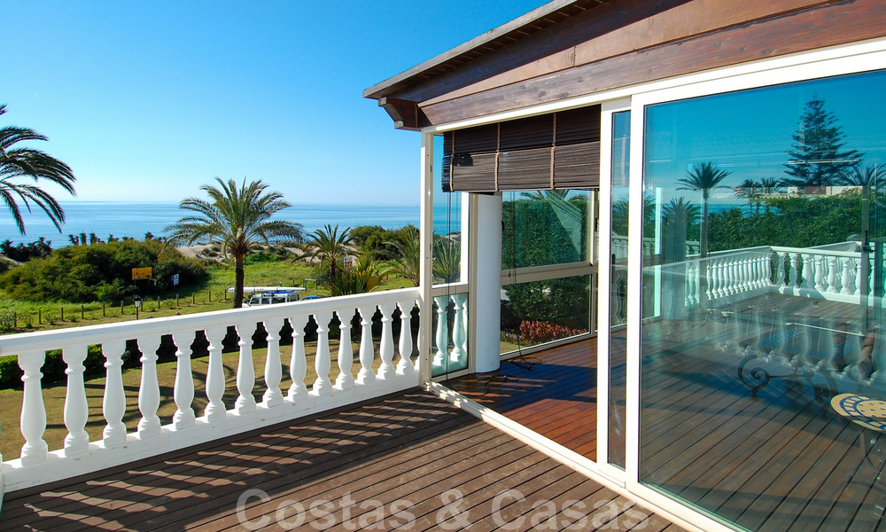 Villa en primera línea de playa a la venta en Marbella este 30530