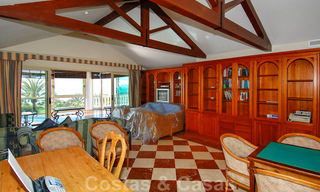 Villa en primera línea de playa a la venta en Marbella este 30532 