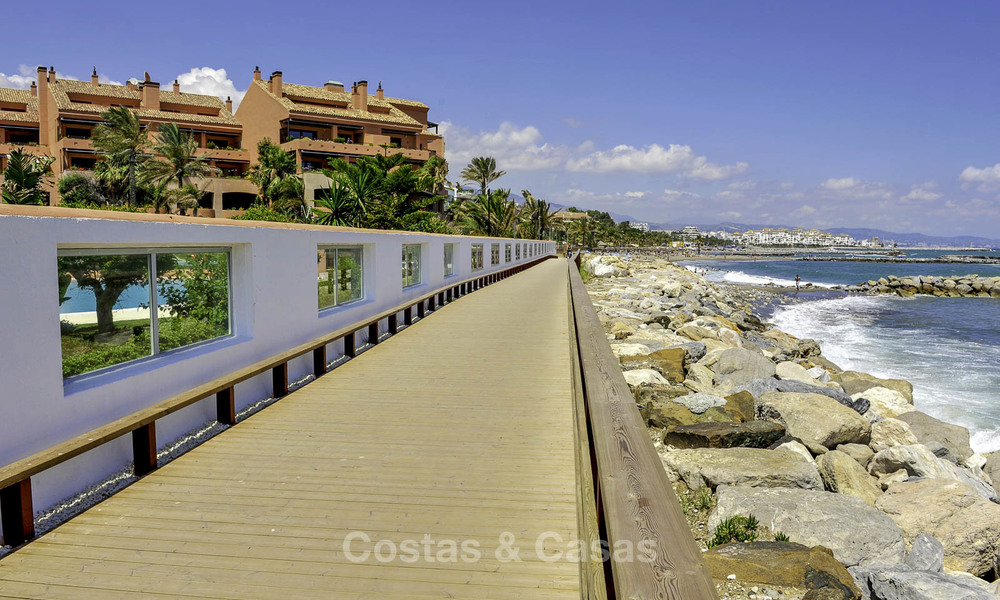 Apartamentos de lujo en primera línea de mar en venta en Malibu, Puerto Banús, Marbella 23178
