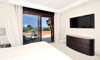 Apartamentos de lujo en primera línea de mar en venta en Malibu, Puerto Banús, Marbella 23186 