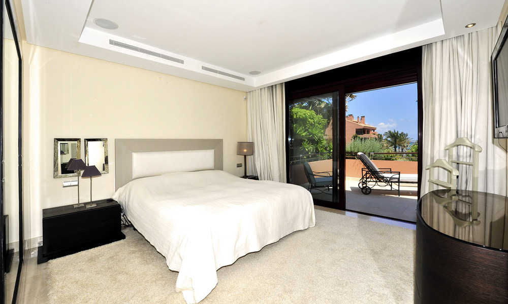 Apartamentos de lujo en primera línea de mar en venta en Malibu, Puerto Banús, Marbella 23187