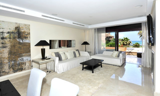 Apartamentos de lujo en primera línea de mar en venta en Malibu, Puerto Banús, Marbella 23192 