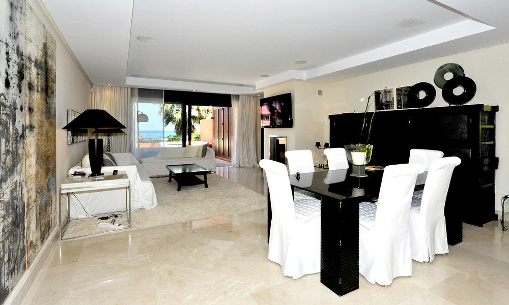 Apartamentos de lujo en primera línea de mar en venta en Malibu, Puerto Banús, Marbella 23193