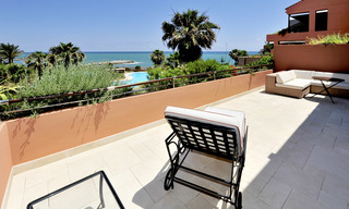 Apartamentos de lujo en primera línea de mar en venta en Malibu, Puerto Banús, Marbella 23197 