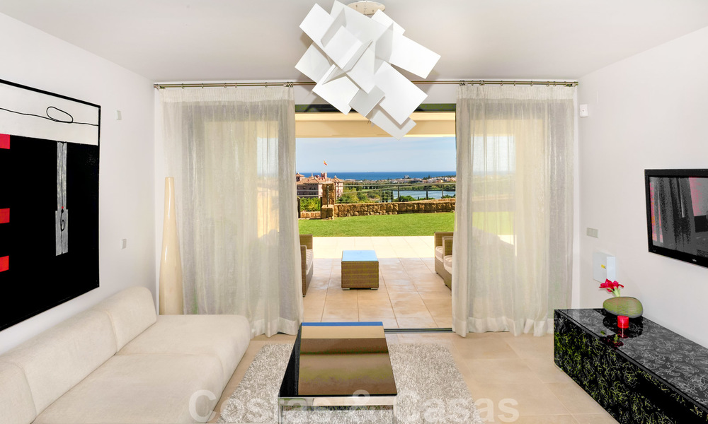 Modernos apartamentos de lujo en primera línea de golf con impresionantes vistas al golf y al mar en venta en Marbella - Benahavis 23883