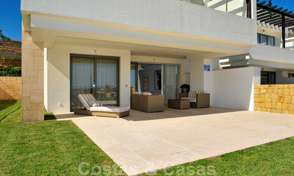 Modernos apartamentos de lujo en primera línea de golf con impresionantes vistas al golf y al mar en venta en Marbella - Benahavis 23886