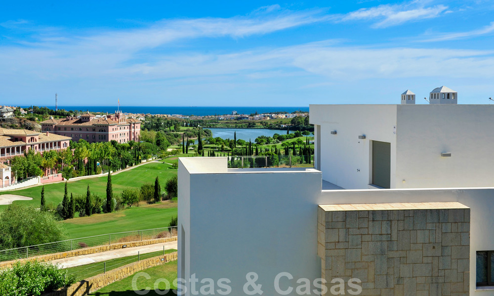 Modernos apartamentos de lujo en primera línea de golf con impresionantes vistas al golf y al mar en venta en Marbella - Benahavis 23893
