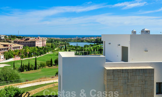 Modernos apartamentos de lujo en primera línea de golf con impresionantes vistas al golf y al mar en venta en Marbella - Benahavis 23893 