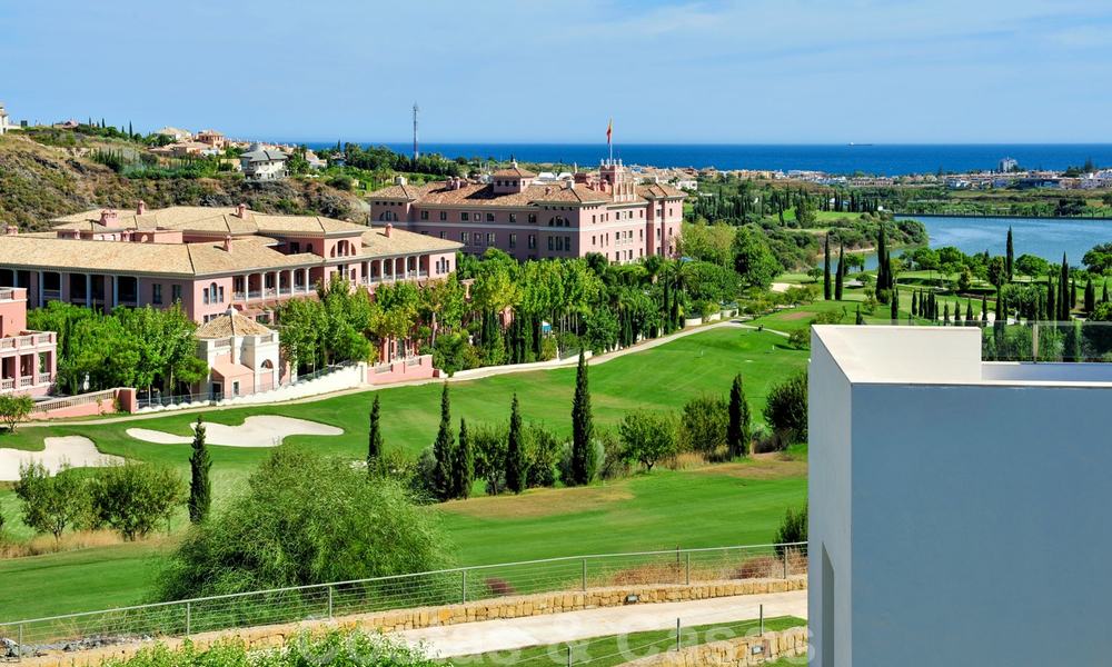 Modernos apartamentos de lujo en primera línea de golf con impresionantes vistas al golf y al mar en venta en Marbella - Benahavis 23894