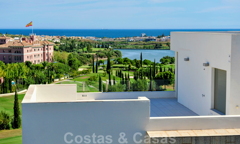 Modernos apartamentos de lujo en primera línea de golf con impresionantes vistas al golf y al mar en venta en Marbella - Benahavis 23896