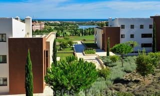 Modernos apartamentos de lujo en primera línea de golf con impresionantes vistas al golf y al mar en venta en Marbella - Benahavis 23899 