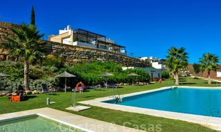 Modernos apartamentos de lujo en primera línea de golf con impresionantes vistas al golf y al mar en venta en Marbella - Benahavis 23902 