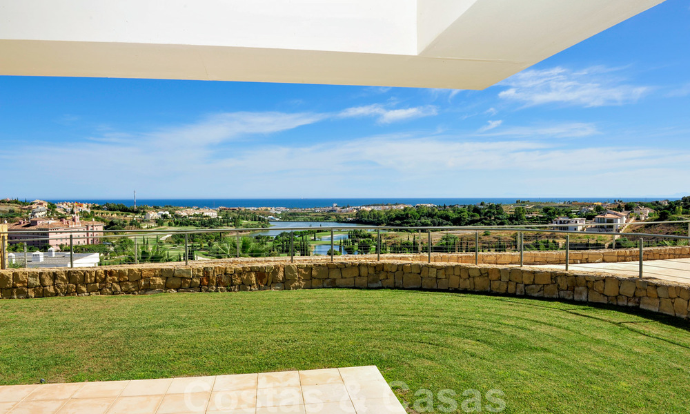 Modernos apartamentos de lujo en primera línea de golf con impresionantes vistas al golf y al mar en venta en Marbella - Benahavis 23905