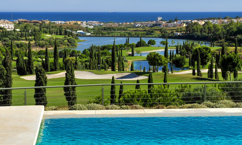 Modernos apartamentos de lujo en primera línea de golf con impresionantes vistas al golf y al mar en venta en Marbella - Benahavis 23910