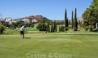 Modernos apartamentos de lujo en primera línea de golf con impresionantes vistas al golf y al mar en venta en Marbella - Benahavis 23921 
