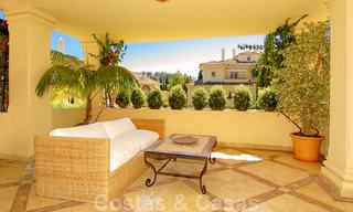 Apartamento de lujo espacioso a la venta en Nueva Andalucía, Marbella 22894 