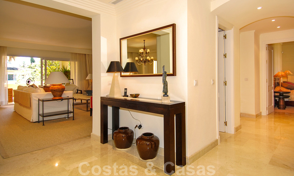 Apartamento de lujo espacioso a la venta en Nueva Andalucía, Marbella 22909