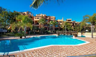 Apartamentos y áticos de lujo a la venta en complejo situado en primera línea de playa en San Pedro en Marbella 29879 