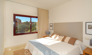 Apartamentos y áticos de lujo a la venta en complejo situado en primera línea de playa en San Pedro en Marbella 29888 