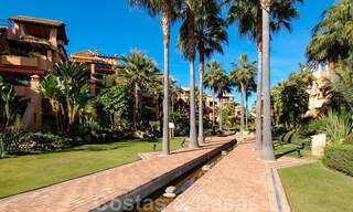 Apartamentos y áticos de lujo a la venta en complejo situado en primera línea de playa en San Pedro en Marbella 29896 