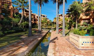 Apartamentos y áticos de lujo a la venta en complejo situado en primera línea de playa en San Pedro en Marbella 29897 