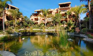 Apartamentos y áticos de lujo a la venta en complejo situado en primera línea de playa en San Pedro en Marbella 29898 