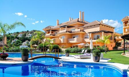 Amplios apartamentos y áticos de lujo a la venta en un codiciado complejo en Nueva Andalucía, Marbella 20787