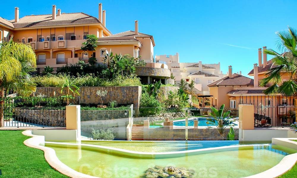 Amplios apartamentos y áticos de lujo a la venta en un codiciado complejo en Nueva Andalucía, Marbella 20788