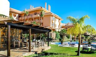 Amplios apartamentos y áticos de lujo a la venta en un codiciado complejo en Nueva Andalucía, Marbella 20793 