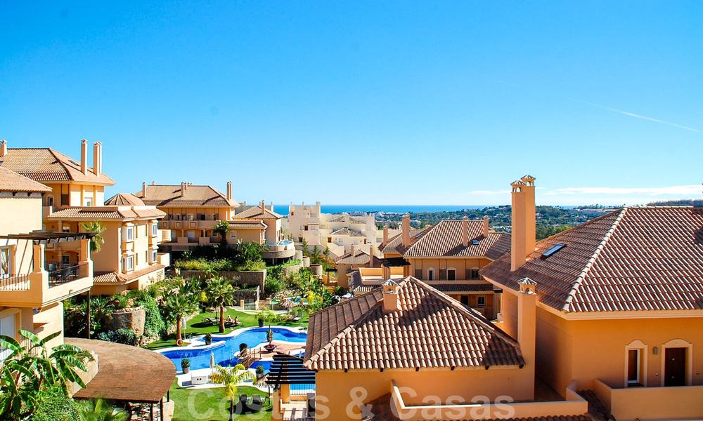 Amplios apartamentos y áticos de lujo a la venta en un codiciado complejo en Nueva Andalucía, Marbella 20800