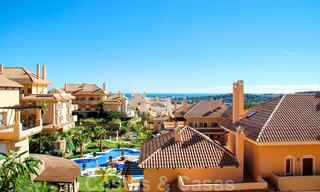 Amplios apartamentos y áticos de lujo a la venta en un codiciado complejo en Nueva Andalucía, Marbella 20800 