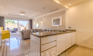 Amplios apartamentos y áticos de lujo a la venta en un codiciado complejo en Nueva Andalucía, Marbella 20814 