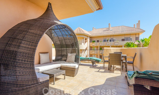 Amplios apartamentos y áticos de lujo a la venta en un codiciado complejo en Nueva Andalucía, Marbella 20823 
