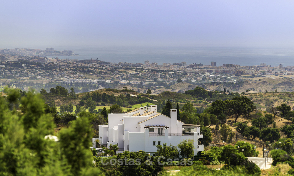 Apartamento para comprar al Este de Marbella, con vistas panorámicas a la montaña y al mar 17814