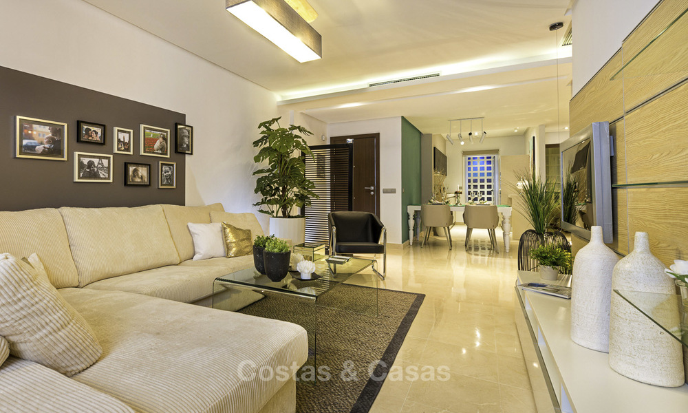 Apartamento para comprar al Este de Marbella, con vistas panorámicas a la montaña y al mar 17817