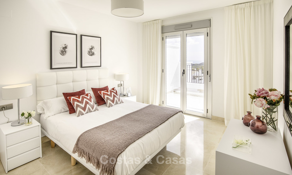 Apartamento para comprar al Este de Marbella, con vistas panorámicas a la montaña y al mar 17836