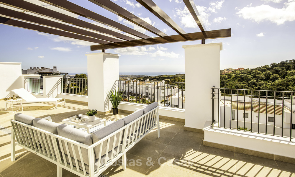 Apartamento para comprar al Este de Marbella, con vistas panorámicas a la montaña y al mar 17837