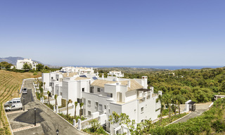 Apartamento para comprar al Este de Marbella, con vistas panorámicas a la montaña y al mar 17838 