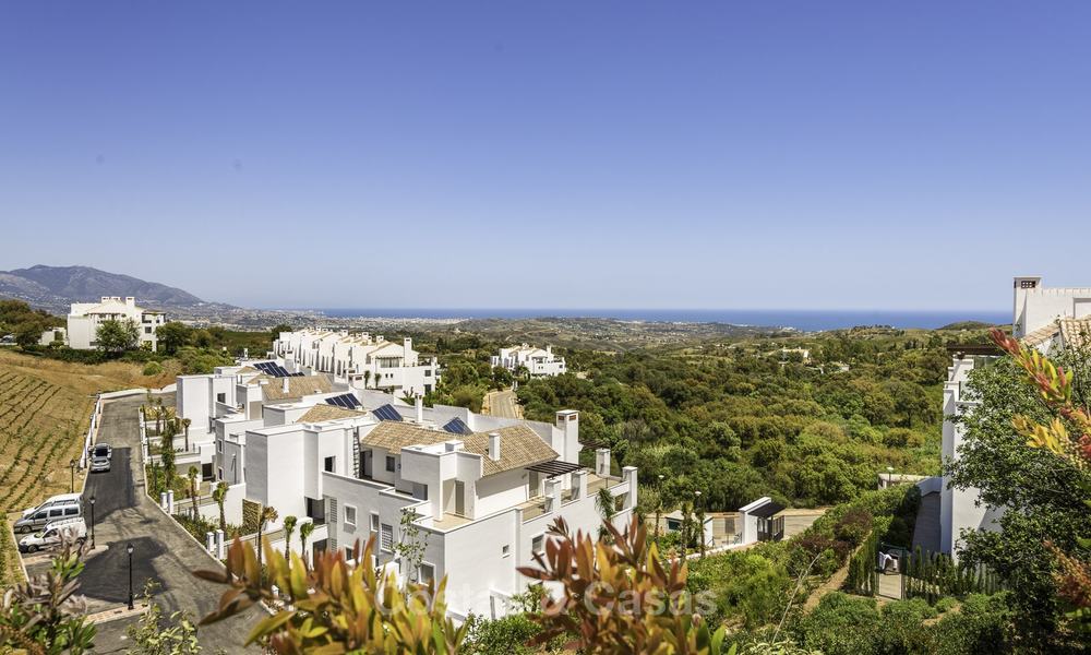 Apartamento para comprar al Este de Marbella, con vistas panorámicas a la montaña y al mar 17842