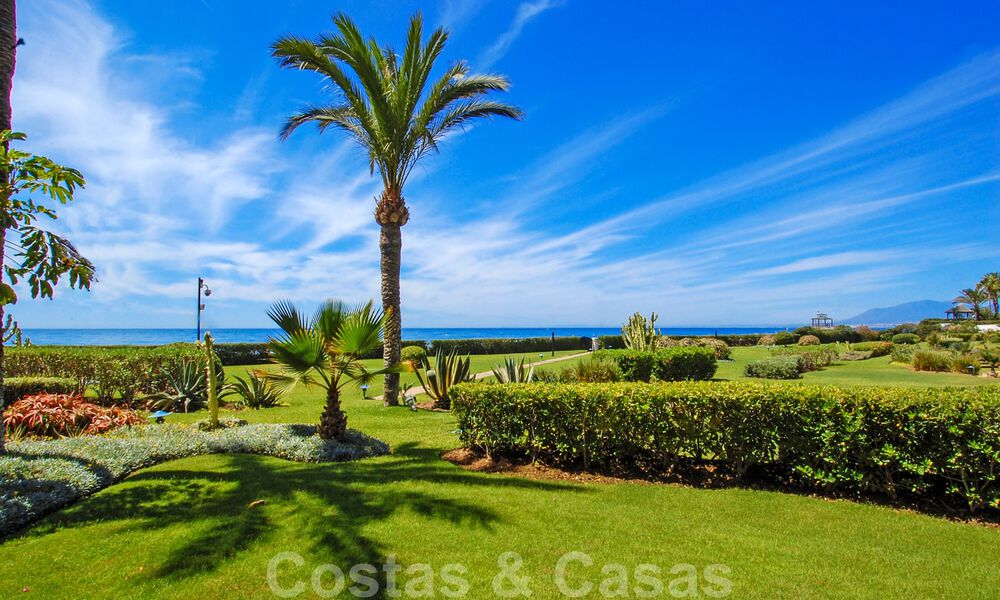 Apartamentos y áticos de lujo en primera línea de playa a la venta en Marbella 33847