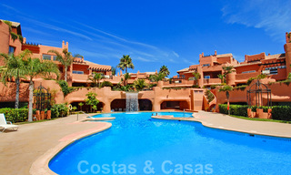 Apartamentos y áticos de lujo en primera línea de playa a la venta en Marbella 33850 