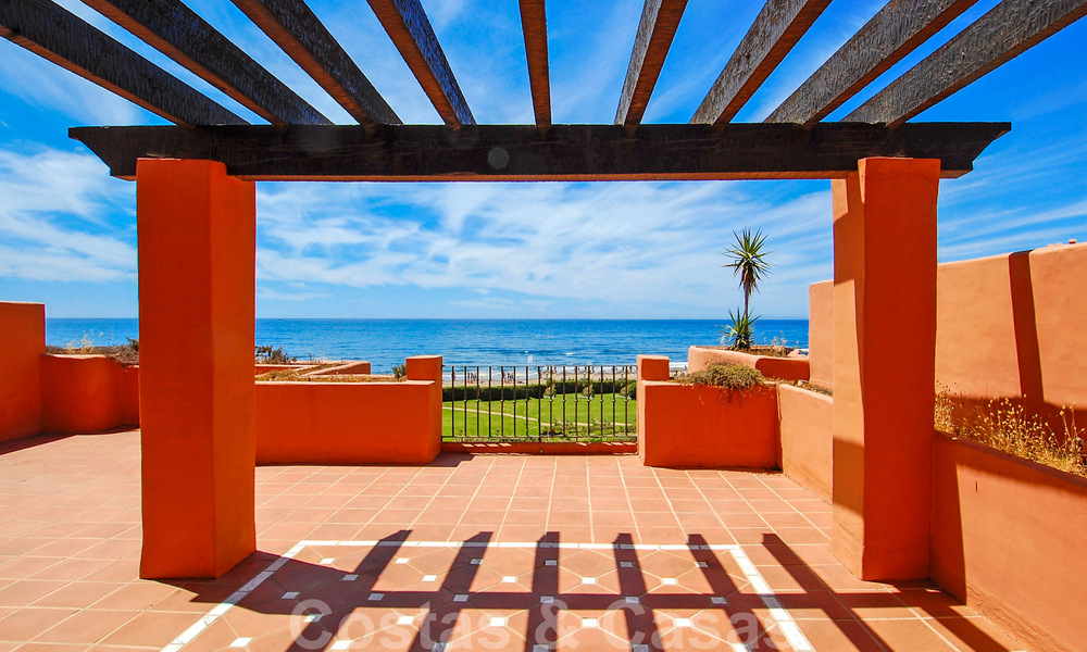 Apartamentos y áticos de lujo en primera línea de playa a la venta en Marbella 33853