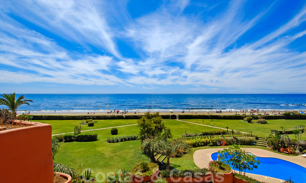 Apartamentos y áticos de lujo en primera línea de playa a la venta en Marbella 33855
