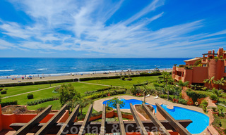 Apartamentos y áticos de lujo en primera línea de playa a la venta en Marbella 33858 