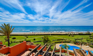 Apartamentos y áticos de lujo en primera línea de playa a la venta en Marbella 33859 