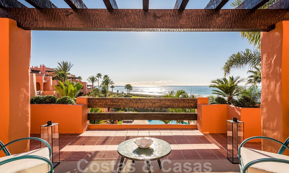 Apartamentos y áticos de lujo en primera línea de playa a la venta en Marbella 33876