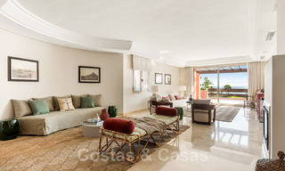 Apartamentos y áticos de lujo en primera línea de playa a la venta en Marbella 33880 