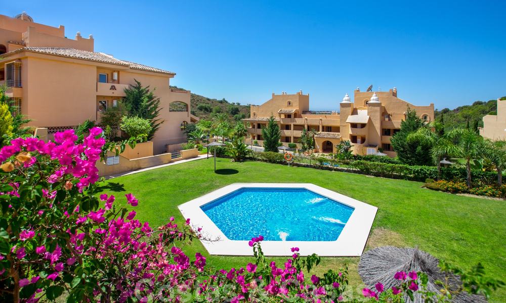 Apartamentos con grandes terrazas y vistas al mar en venta en Elviria, Marbella Este 20256