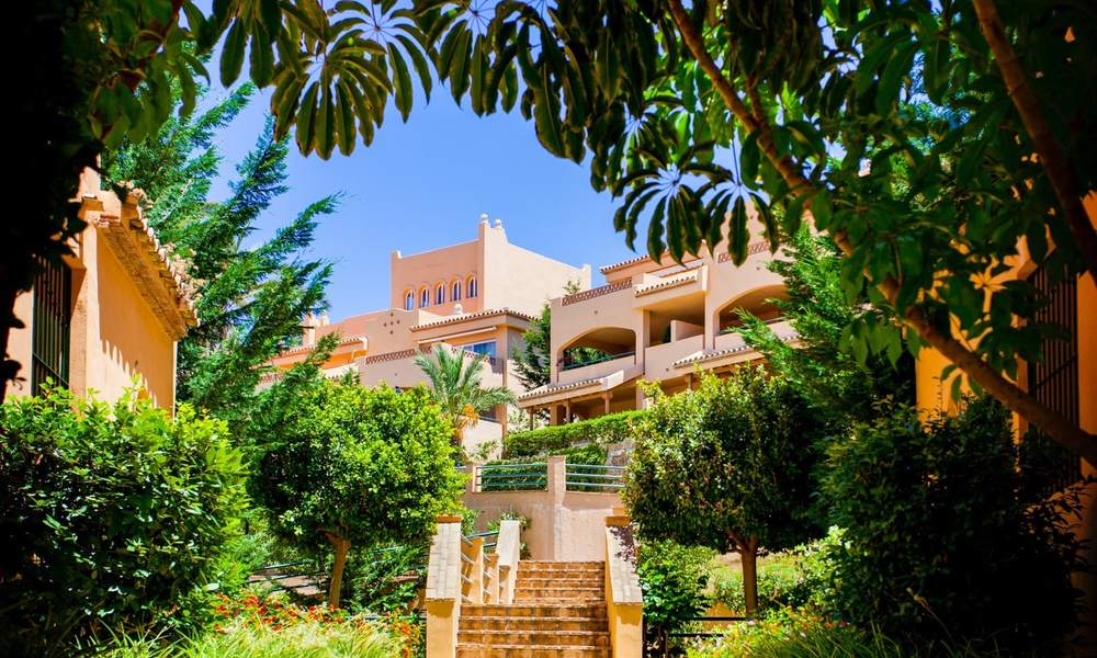 Apartamentos con grandes terrazas y vistas al mar en venta en Elviria, Marbella Este 20265